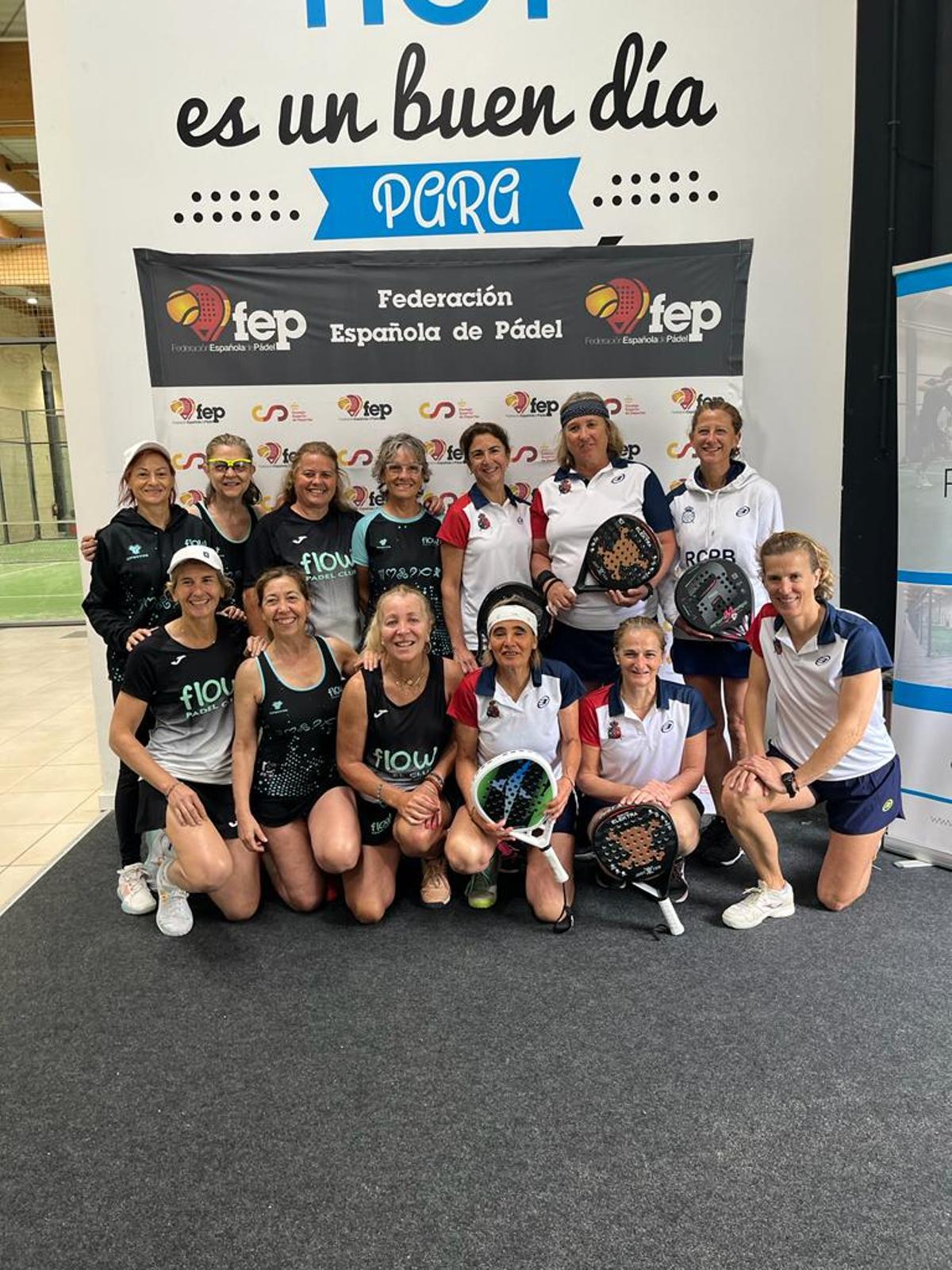 El equipo femenino de Flow Padel Club, presente en el campeonato.