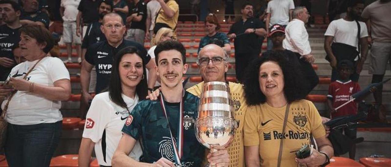 Rubén Ordóñez, con la Copa de Francia acompañado por su novia y sus padres.