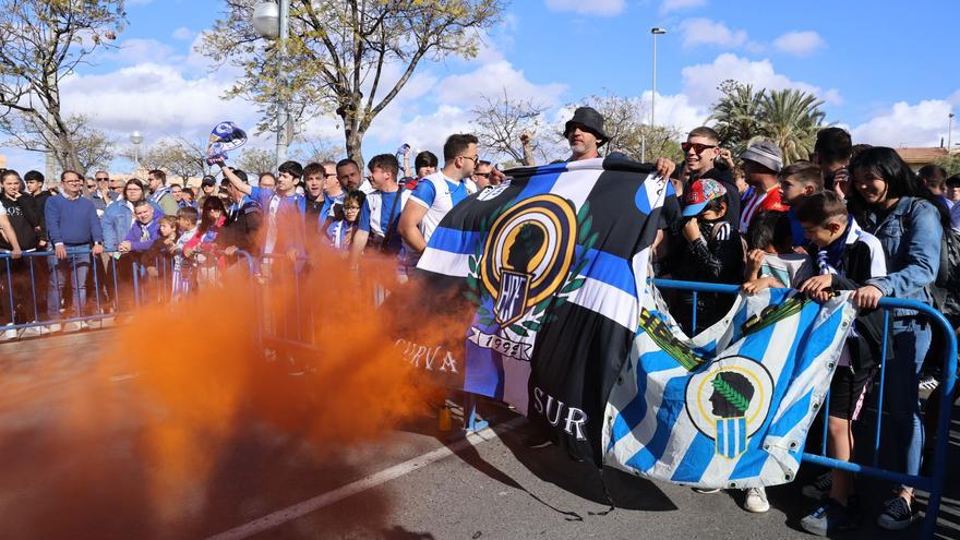 Cientos de aficionados esperan en el Rico Pérez el autobús con los jugadores del Hércules