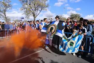 Cientos de aficionados esperan en el Rico Pérez el autobús con los jugadores del Hércules