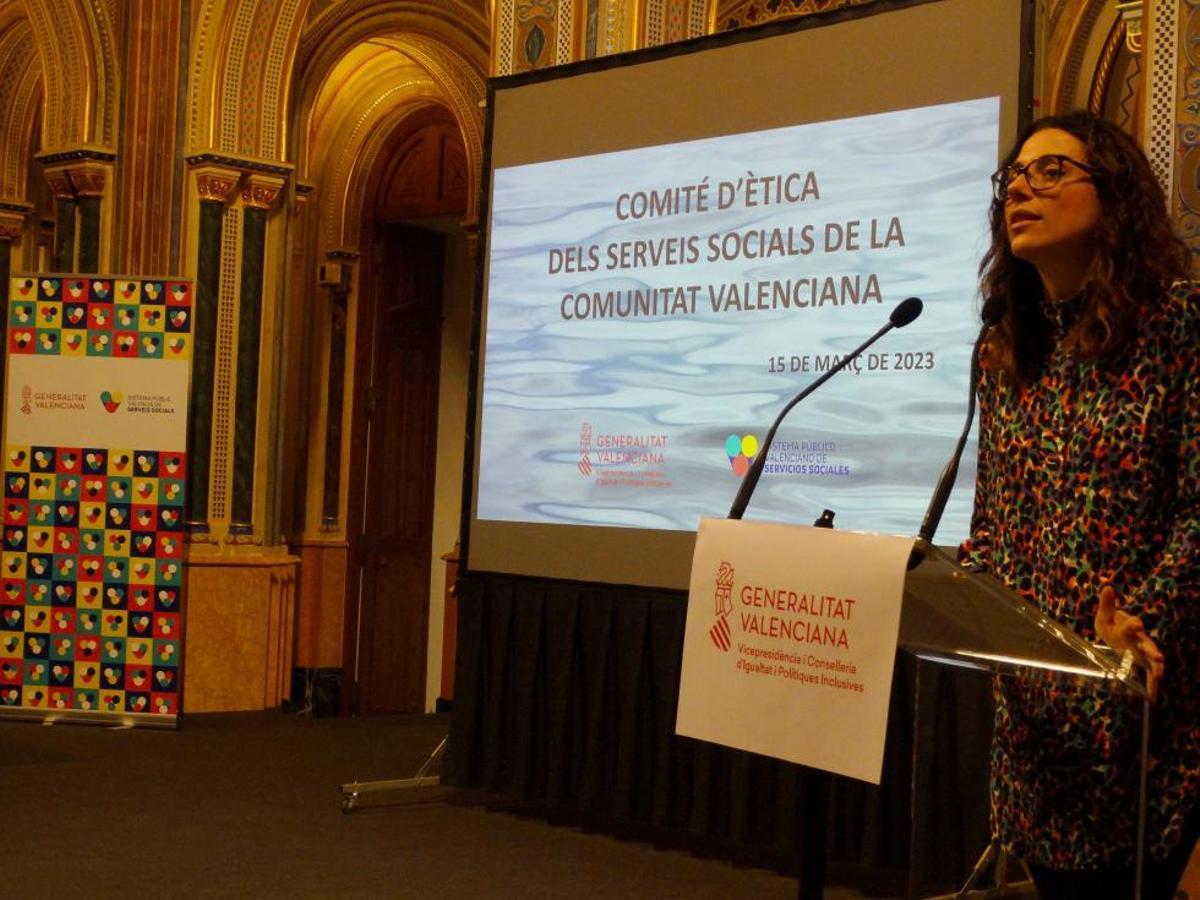 Aitana Mas en la presentación de los comités de ética de Servicios Sociales