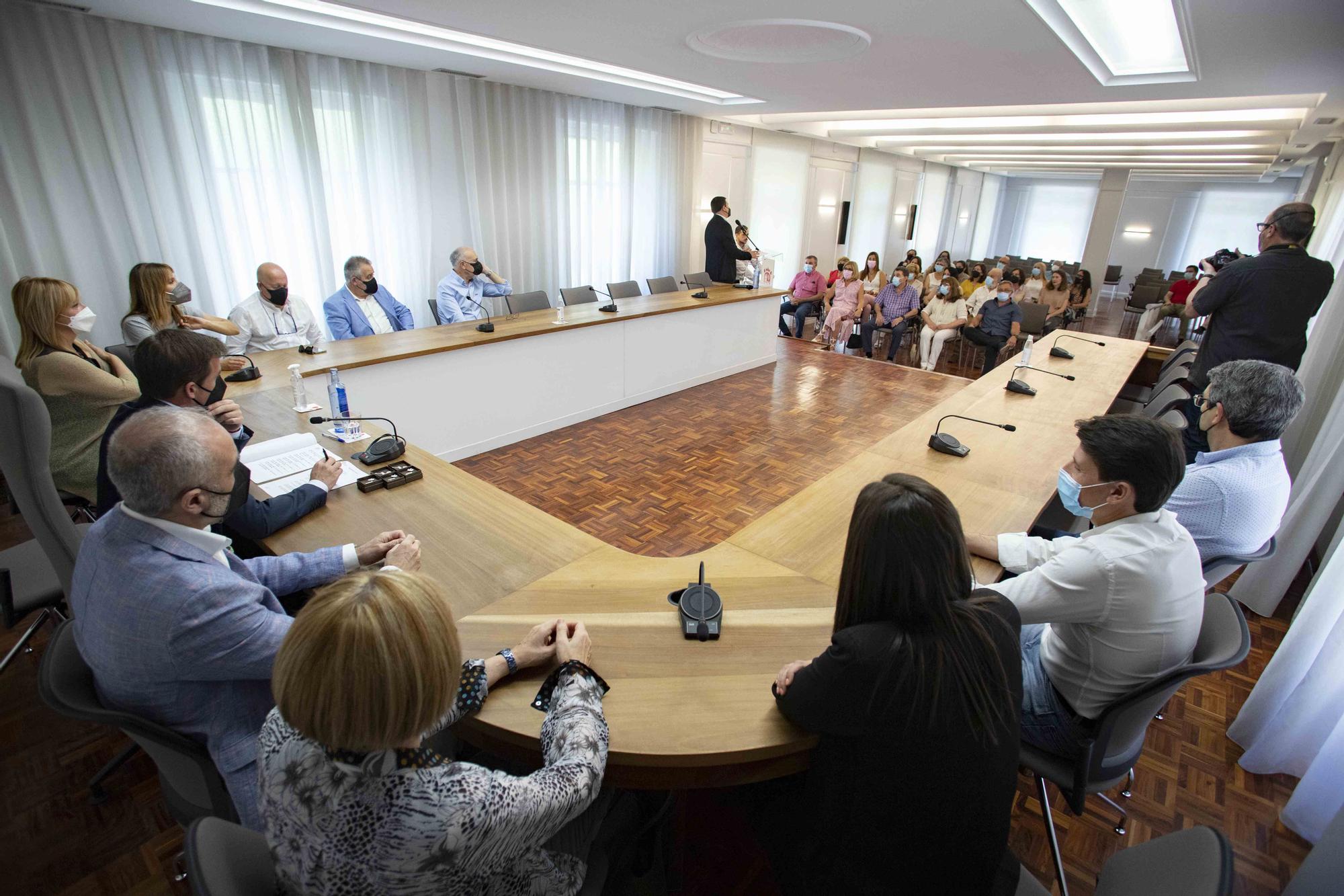 Homenaje a los trabajadores jubilados en el Ayuntamiento de Xàtiva