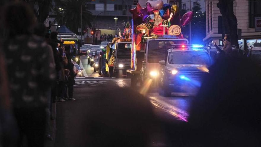 Cortejo Real que sustituye a la tradicional Cabalgata de Reyes Magos por el centro de Santa Cruz de Tenerife