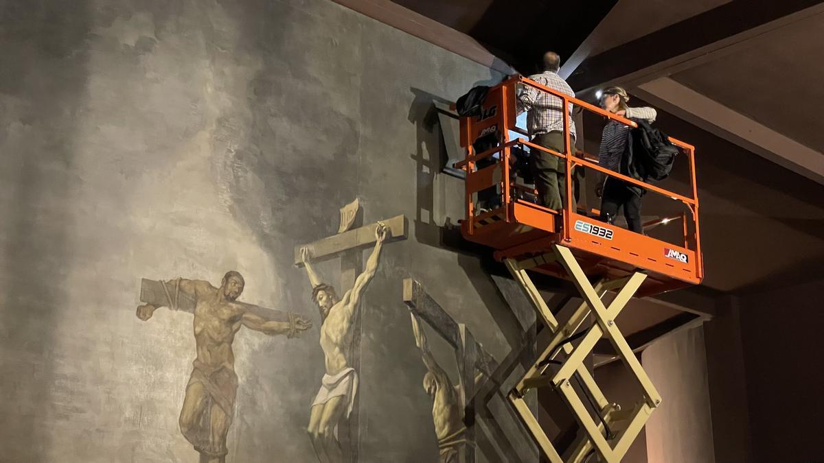 Técnicos durante el desmontaje de la obra