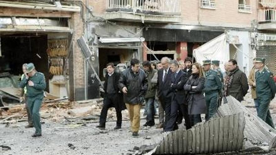 El secretario de Estado de Seguridad, Antonio Camacho (c), acompañado del resto de autoridades, durante su visita al cuartel de la Guardia Civil de Calahorra, donde en torno a las dos de la tarde tuvo lugar la explosión de un coche bomba, después de que la asociación de ayuda en carretera DYA de Vizcaya recibiera una llamada de aviso en nombre de ETA.