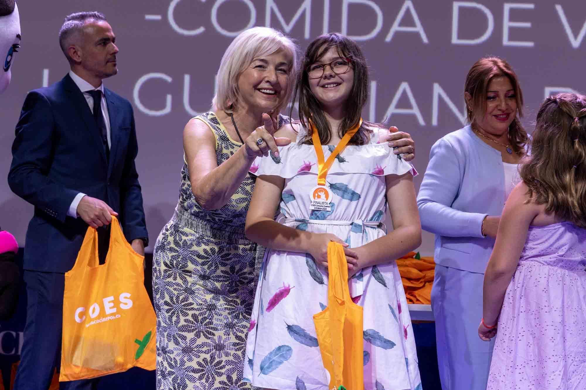 Entrega de premios del concurso infantil de relatos cortos "Cuéntame un cuento para comer" en el Club INFORMACIÓN organizado por COES