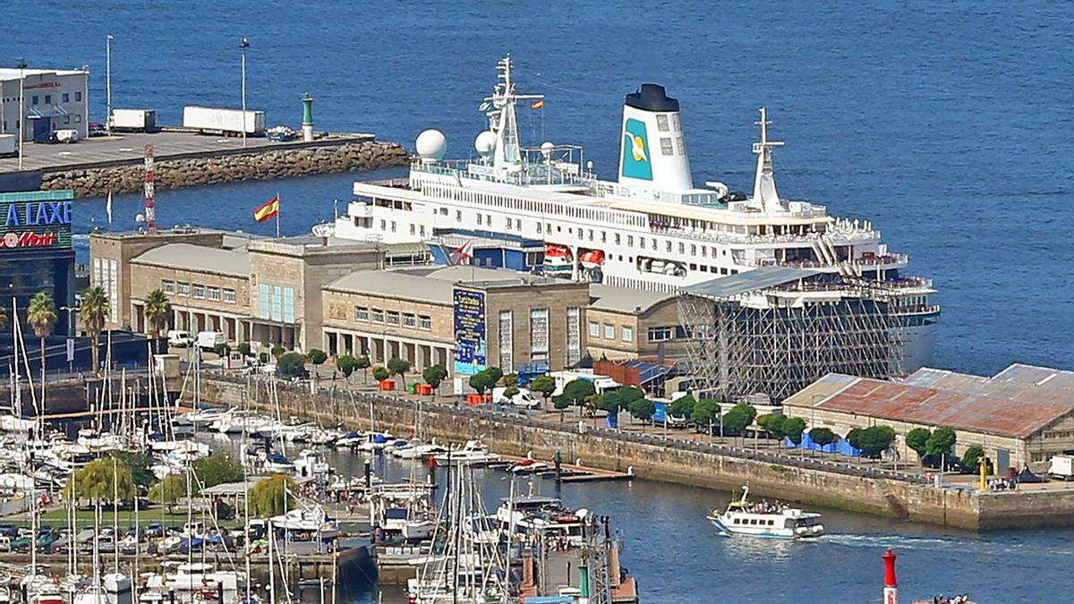 El crucero &#039;Deutschland&quot;, atracado en el muelle de Estación Marítima