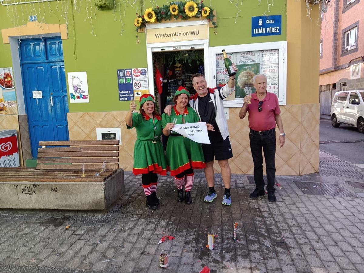 Por la izquierda, Natalia Ortiz, Mónica Martín, Marcos Álamo y Quiterio Álamo celebran El Gordo a las puertas de El girasol de la suerte de Arguineguín.