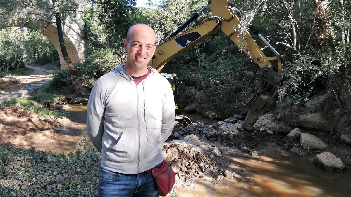 El regidor Pol Huguet durant l'enderroc de la resclosa