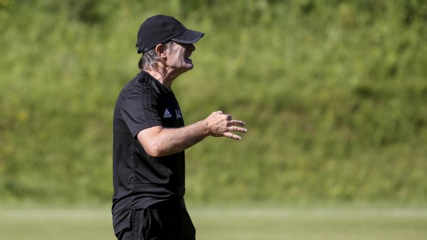 Juan Antonio Anquela durante el entrenamiento de hoy en El Requexón