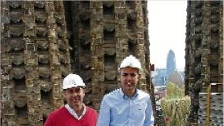 Carles Farràs i Ramon Espel, enmig de la Sagrada Família en construcció
