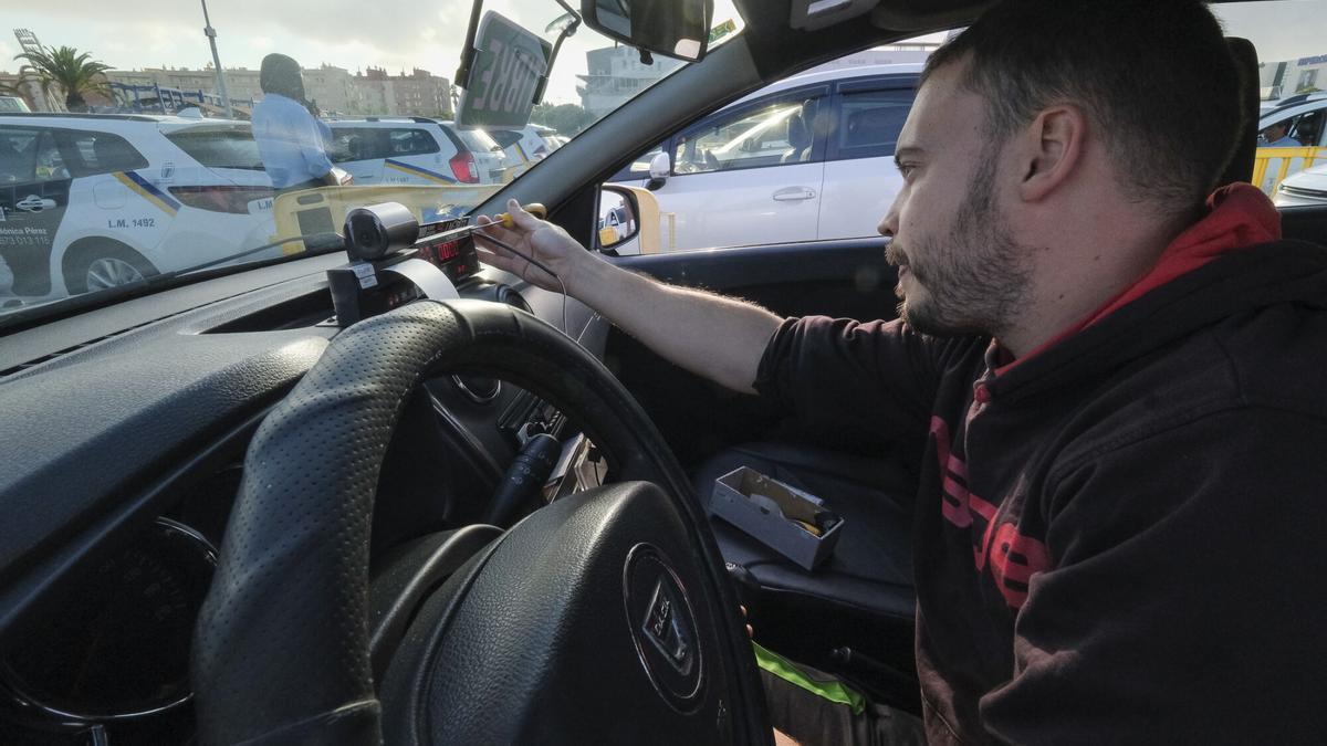 Los taxis adaptan sus taxímetros a las nuevas tarifas en Las Palmas de Gran Canaria