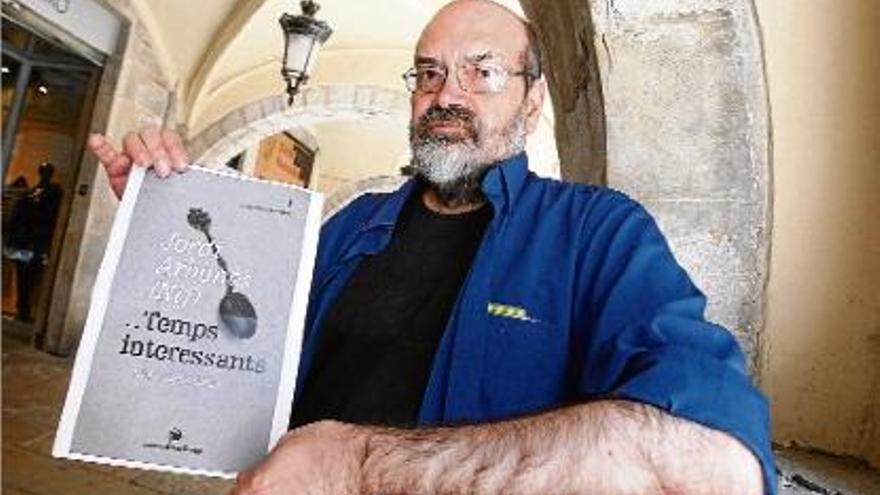 Jordi Arbonès (NIF) mostra la portada del seu nou llibre.