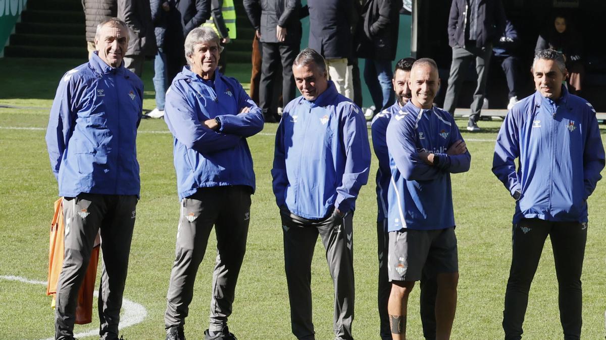 Manuel Pellegrini y su cuerpo técnico durante el entrenamiento del Betis a puertas abiertas en La Cartuja.