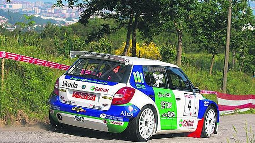 Pons y su copiloto observan uno de los neumáticos de asfalto.