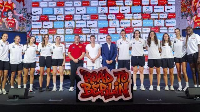 El vigués Miguel Méndez, junto a once de las doce mundialistas -Gustafson se incorpora en Berlín- y sin la también olívica María Araújo. | FEB