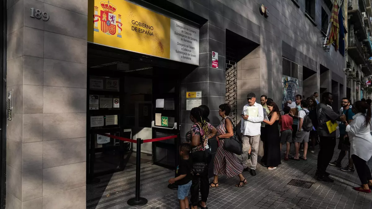 Las peticiones de residencia en Extranjería aumentan el 30% tras suavizarse los requisitos