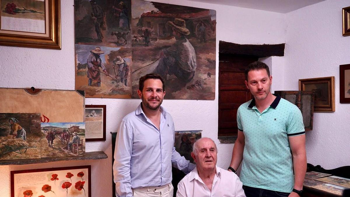 El vicepresidente de la Diputación con el artista y el presidente de la asociación de vecinos de Carrascal.