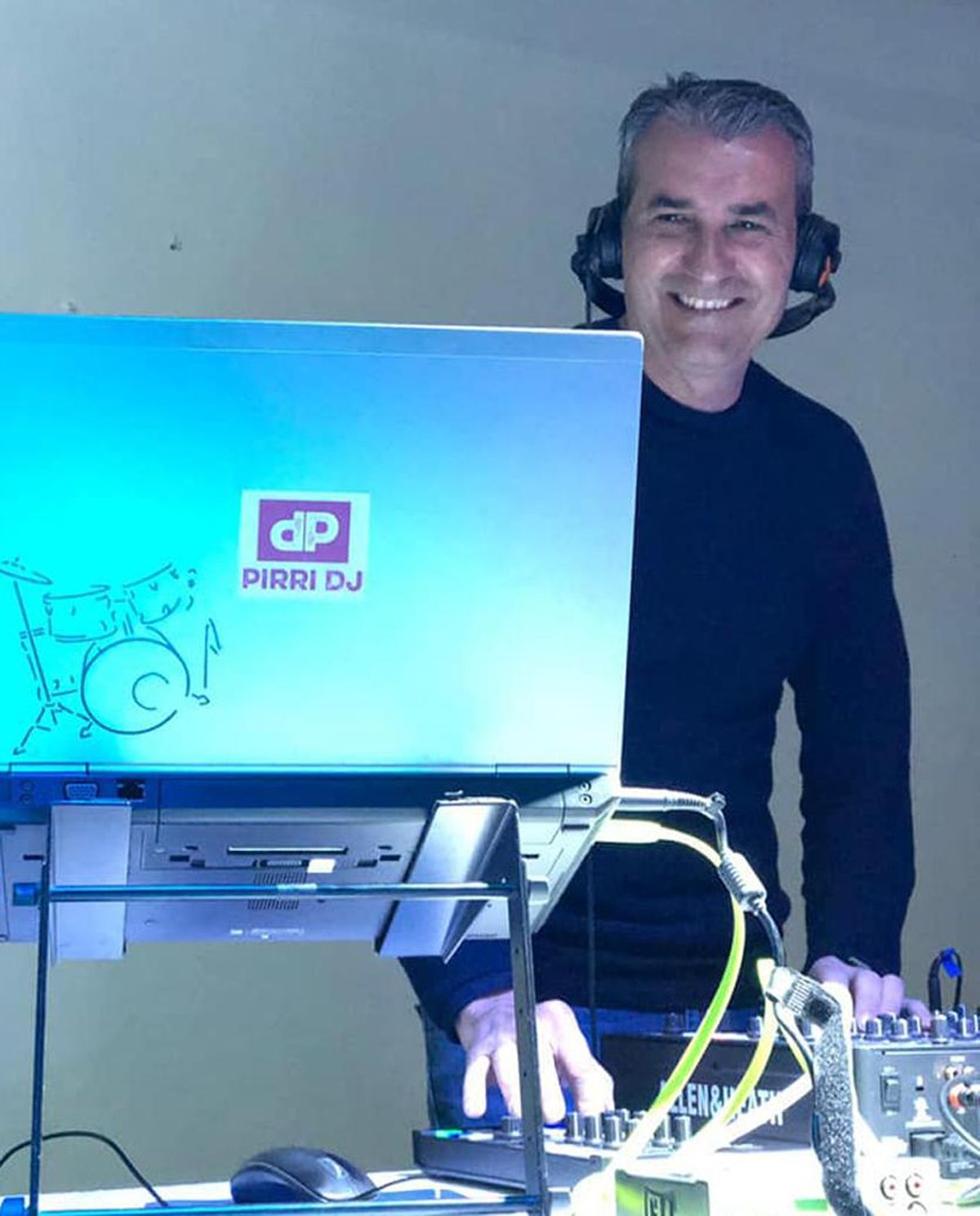 En su faceta como pinchadiscos, se hacía llamar Pirri DJ.