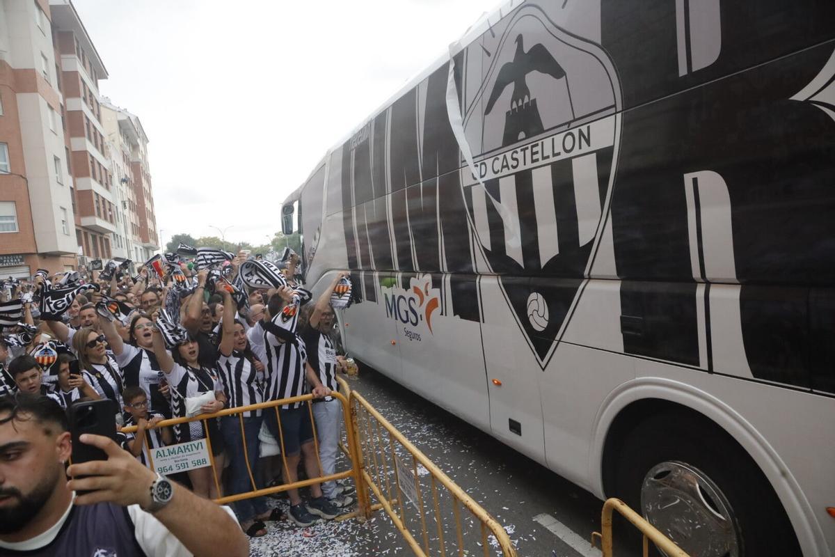 Galería | El recibimiento al autobús del Castellón, en imágenes Galería | El recibimiento al autobús del Castellón, en imágenes