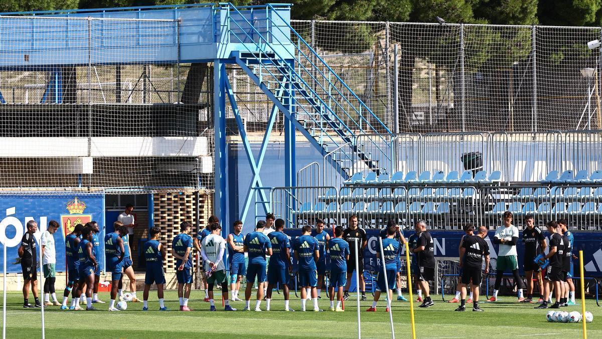 David Navarro se dirige a sus futbolistas durante una charla previa a un entrenamiento en la Ciudad Deportiva.