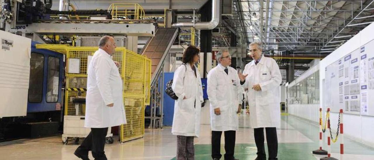 Francisco Conde (d.), con el director de la planta de Faurecia Automotive España en Ourense. // B. Lorenzo