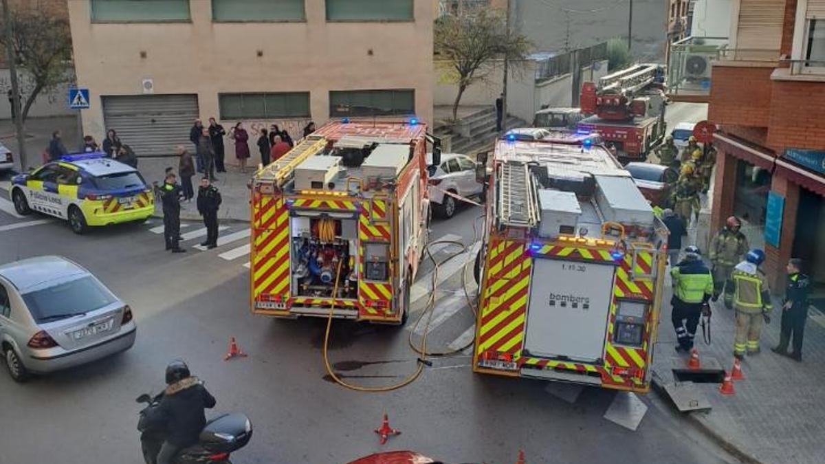Desplegament dels Bombers al carrer Sant Jaume de Manresa per una alerta de fuita de gas