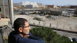 Medina contempla el antiguo recinto de la Mercedes-Benz del Bon Pastor desde su balcón.