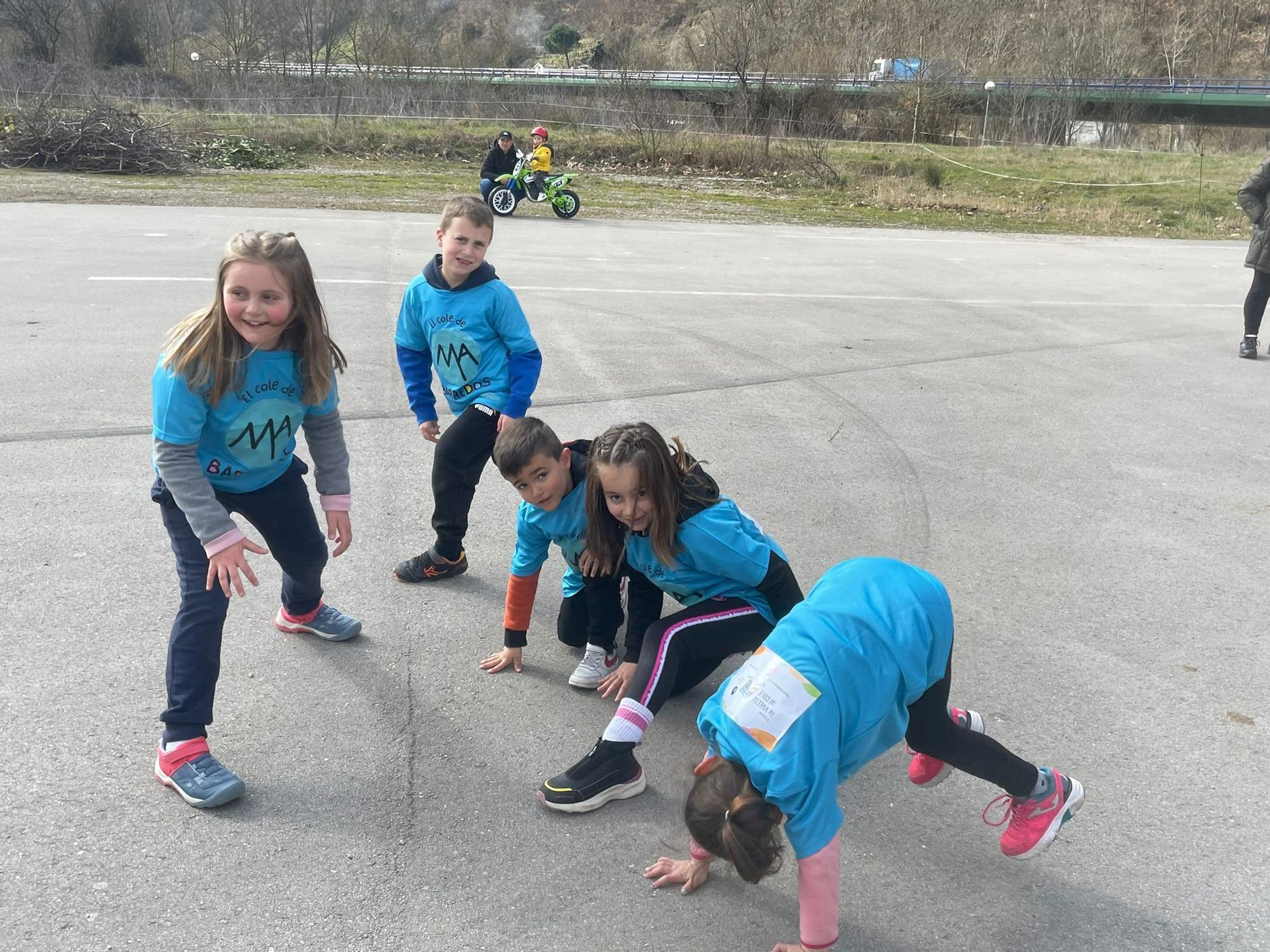 Los "neños" corren contra la leucemia infantil: los alumnos del cole de Barredos, con la Fundación Unoentrecienmil