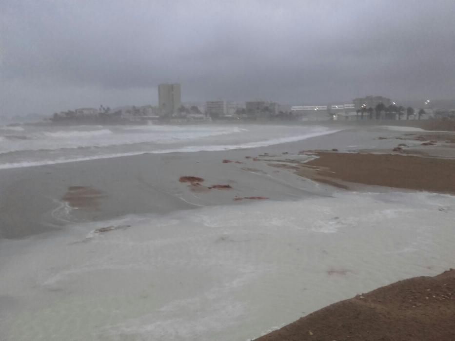 El temporal se traga la playa del Arenal de Xàbia.