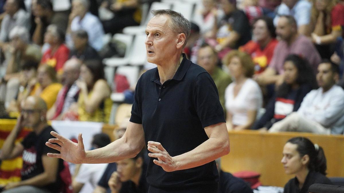 El tècnic de l'Spar Girona durant el partit contra el Bourges a Fontajau