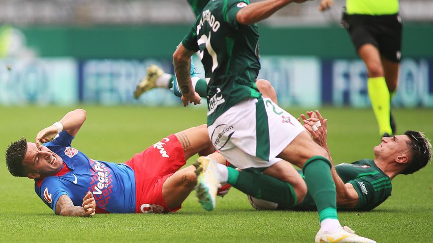 Racing Ferrol - Elche: Mucho palo y poca zanahoria