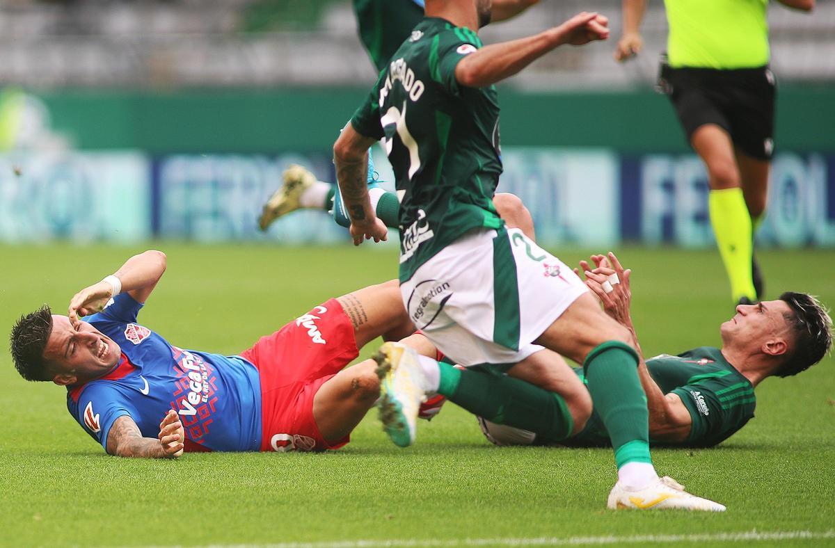 El Elche resbala en A Malata y frena su reacción (1-0) El Elche resbala en A Malata y frena su reacción (1-0)