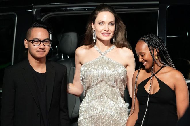 Angelina Jolie con sus hijos Maddox (izda.) y Zahara