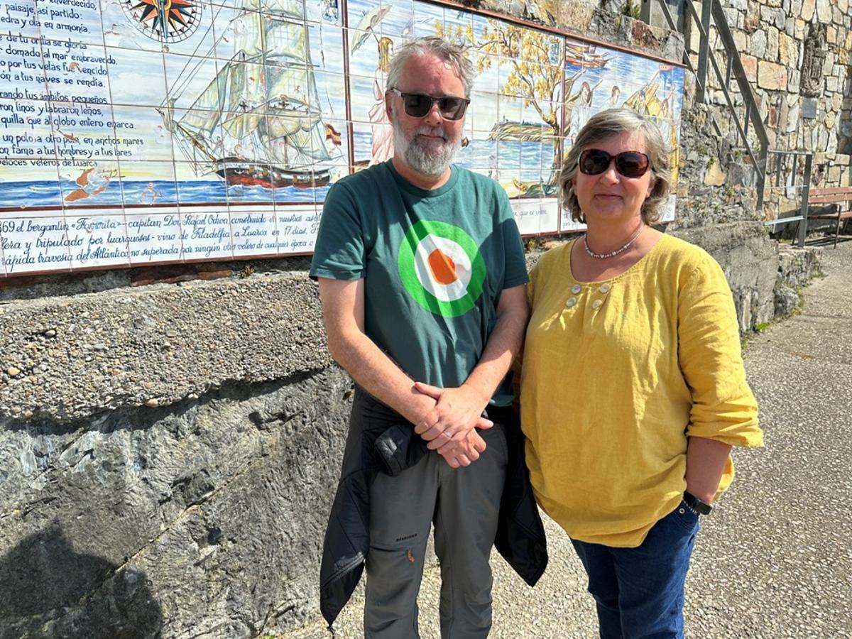 Grainne y Colm Súilleabháin, en los azulejos que recuerdan el paseo ballenero de Luarca.