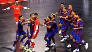 Los jugadores del Barça celebran el pase a la final de la Champions tras batir al KPRF en los penaltis, este viernes en el Palau.