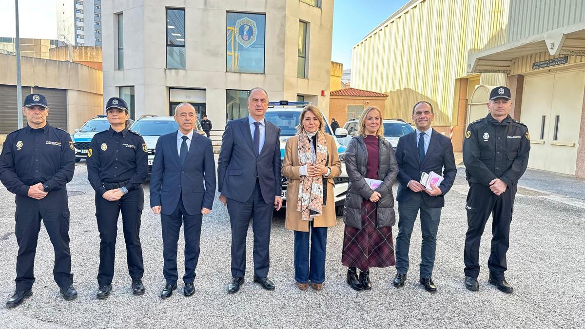 La vicepresidenta Susana Camarero y el conseller de Emergencias, en el centro, en la visita a la comisaría de Feria València.