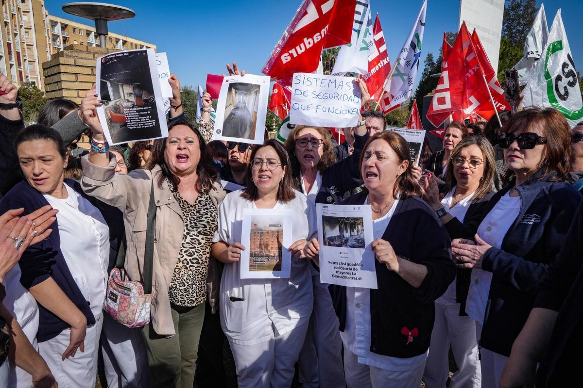 Participantes en la manifestación tras el incendio en la residencia de La Granadilla.