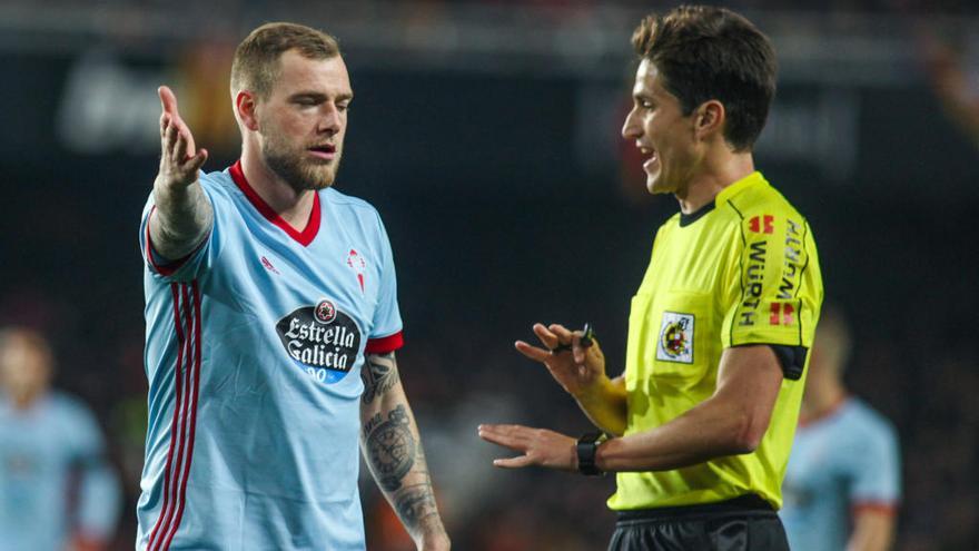 Guidetti protesta ante un árbitro. // LOF