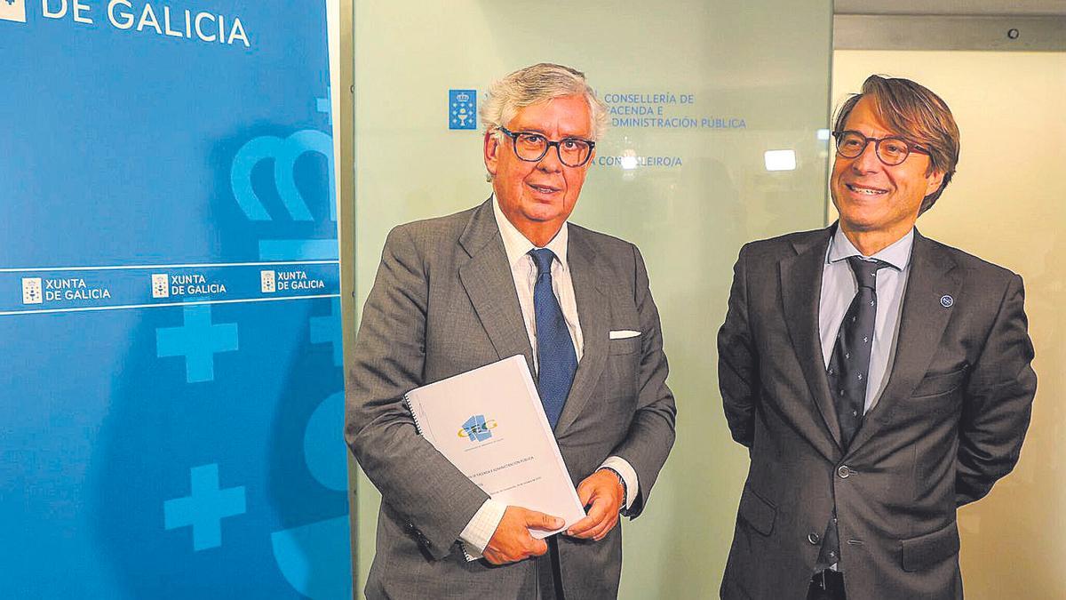 Juan Manuel Vieites y Miguel Corgos, ayer, en la sede de la Consellería de Facenda.