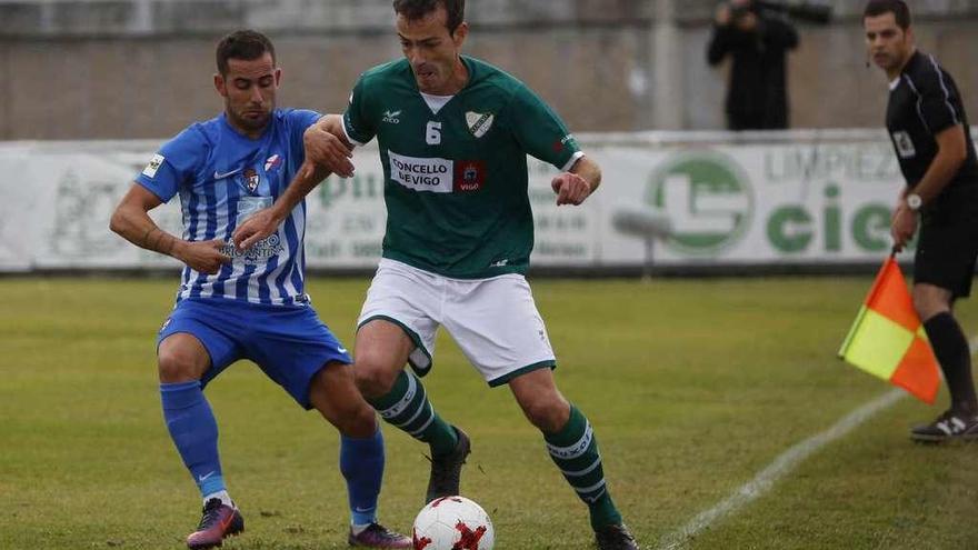 Borja Yebra, del Coruxo, protege el balón ante la presión de un jugador de la Ponferradina. // José Lores