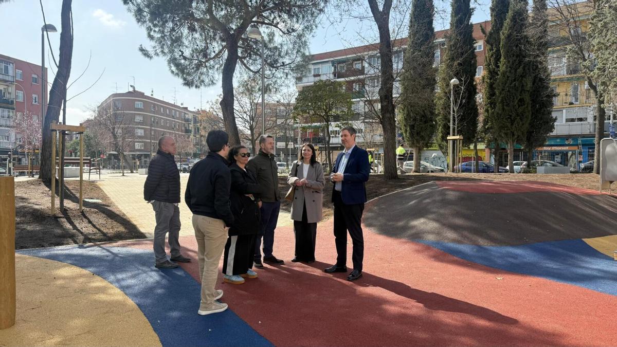 El concejal de Latina, Alberto González, supervisa los trabajos realizados en la plaza de la Laguna
