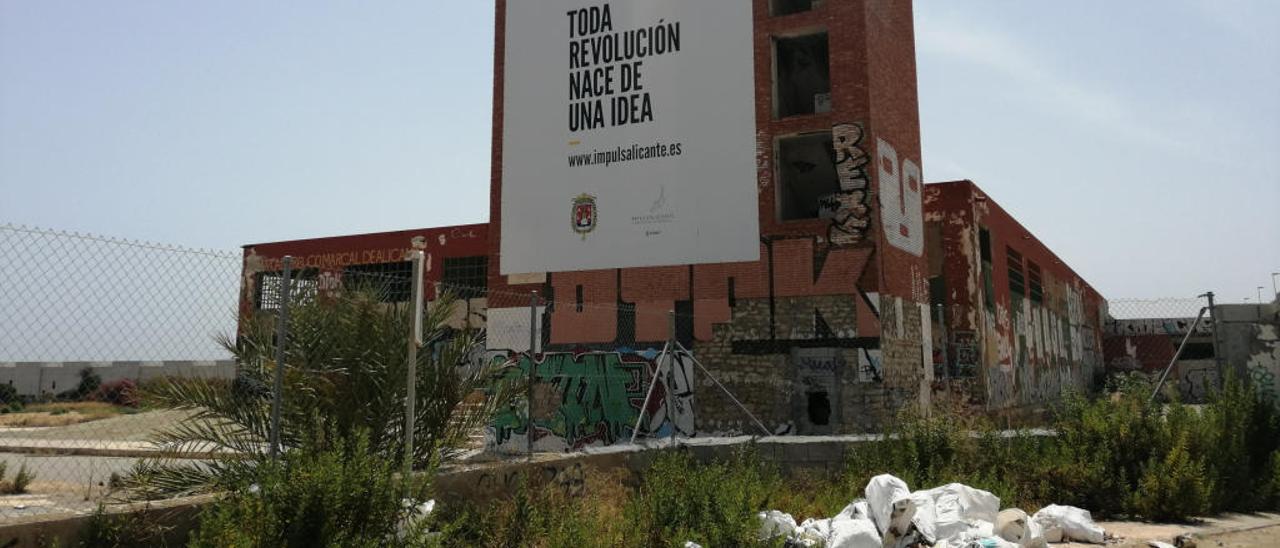 Restos de material de obra y basura delante del antiguo matadero.