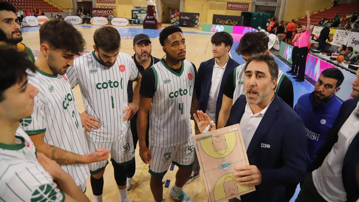 Gonzalo Rodríguez da instrucciones en un tiempo muerto.