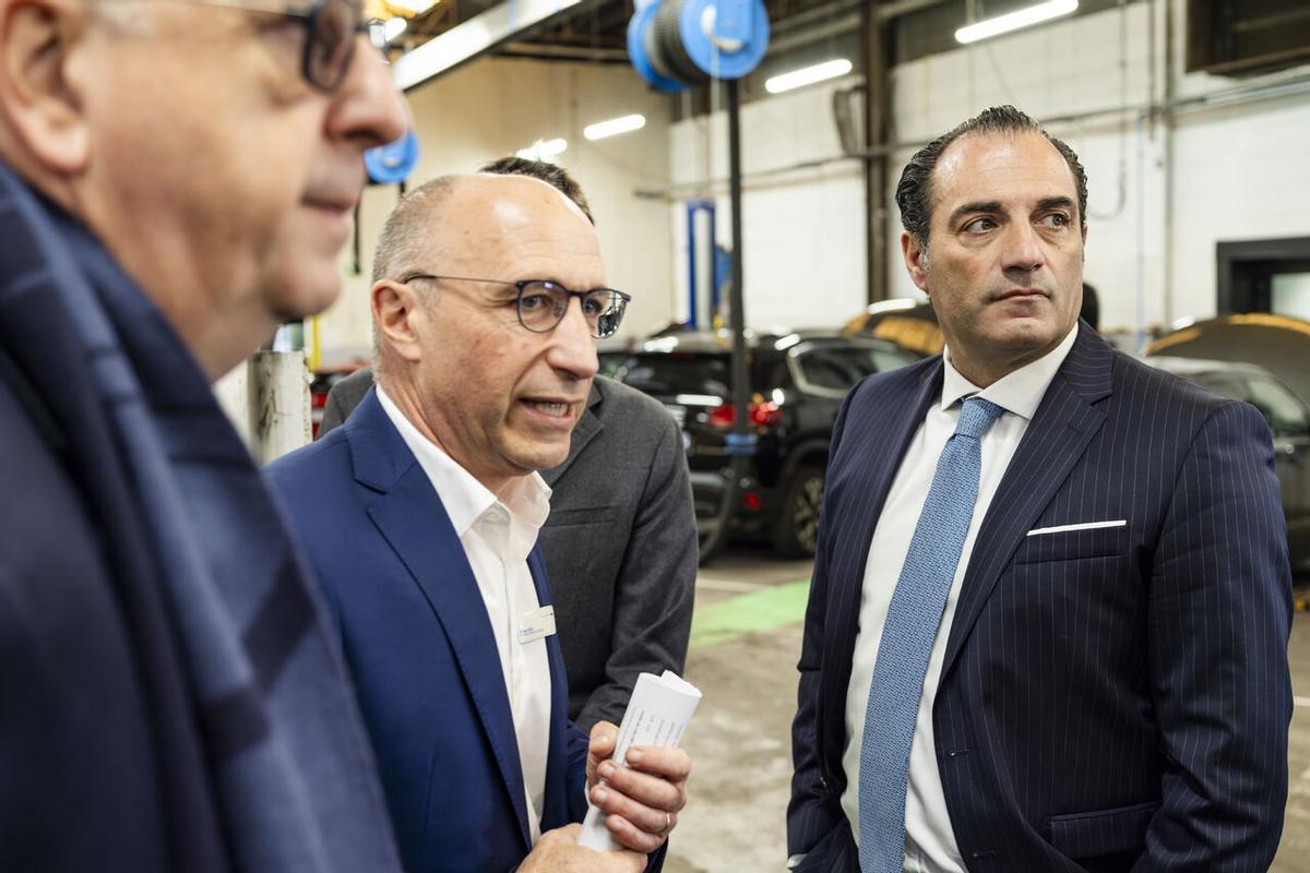 El CEO de Stellantis, Antonio Filosa, a la derecha en un acto estos días en Francia