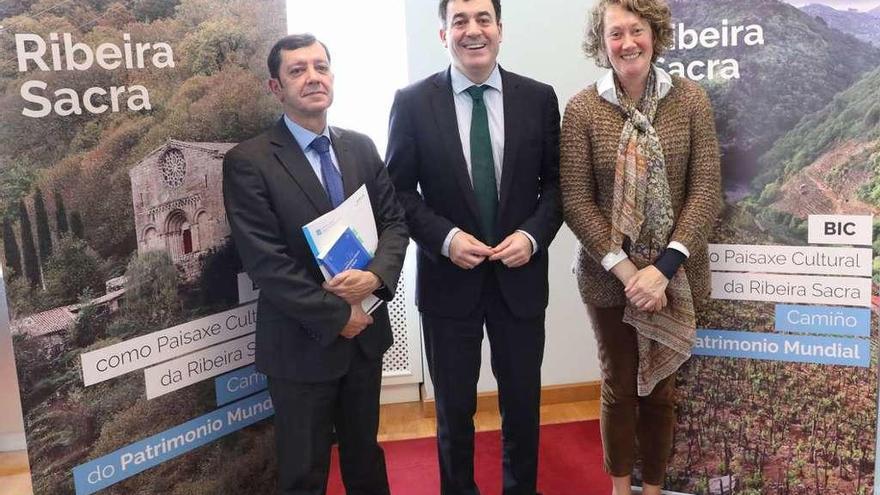 Jesús Oitavén, Román Rodríguez y María Carmen Martínez, ayer, en Santiago. // Xoán Álvarez