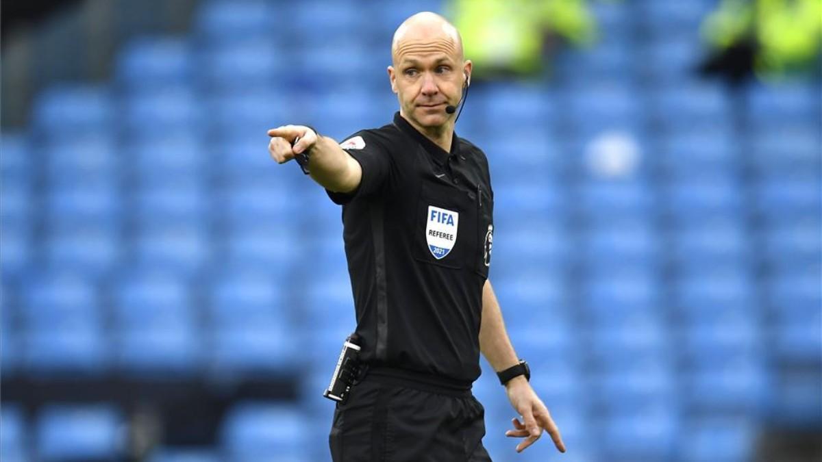 Anthony Taylor, durante un partido de la Premier League.