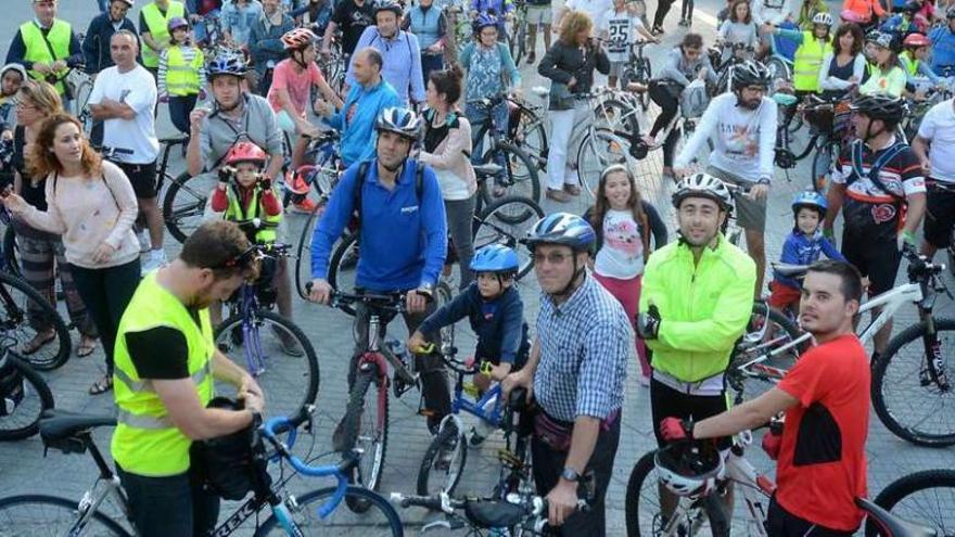 Algunos de los participantes en la &quot;quedada&quot; de bicicletas de anoche. // Rafa Vázquez