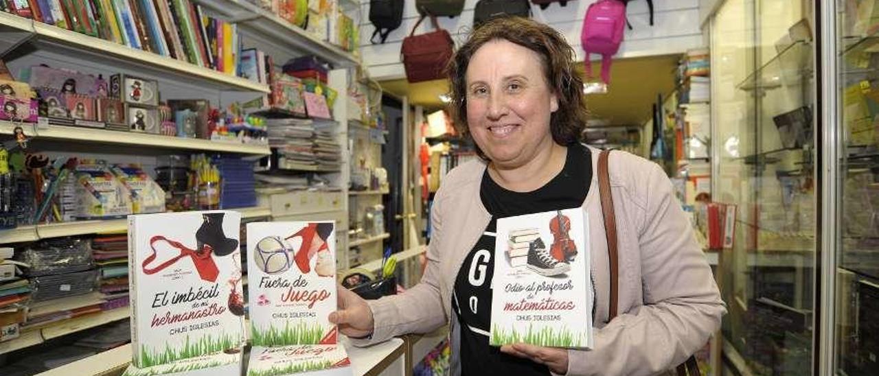 Chus Iglesias con sus libros en la librería Dalvi de Lalín. // Bernabé/Javier Laín