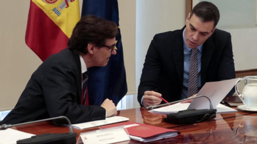 Pla curt del president del govern espanyol, Pedro Sánchez, i el ministre de Sanitat, Salvador Illa, en la reunió amb presidents autonòmics el 19 d&#039;abril del 2020